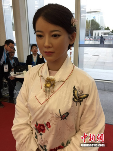 美女机器人“佳佳”。中新网 吴涛 摄