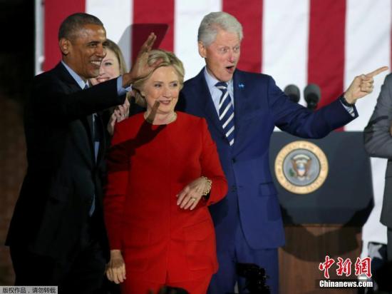 美国总统选举将在当地时间11月8日迎来投票日，美国总统候选人希拉里与特朗普仍在举行大选前最后一天的竞选活动。图为美国总统奥巴马(左)，美国前总统克林顿(右)共同为希拉里助阵。